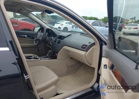 2010 Mercedes-Benz C 300 Sport z USA, uszkodzony, nr VIN WDDGF5EB1AR113687